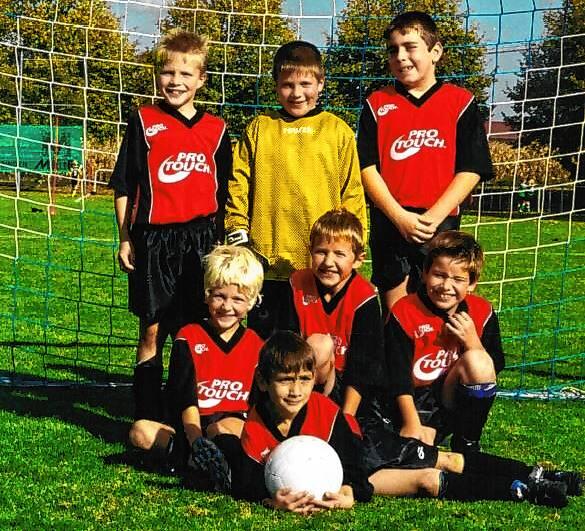 Schon in der Jugend gemeinsam im Team – Julian Heizmann und einige seiner Mitspieler zu Beginn der Fußball-Laufbahn. Obere Reihe ...