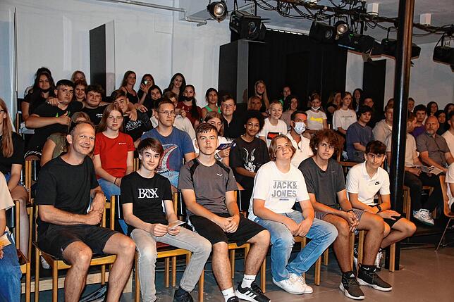 Die Schüler der neunten Klassen der Realschule sehen in der Zeller Kultur das Stück „Schlag und Lichter“ an. Arno Bone, ...
