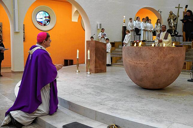 So festlich und stimmungsvoll war die Feier der Altarweihe und Segnung des Ambo in der Stockacher Pfarrkirche St. Oswald. Dafür reiste ...