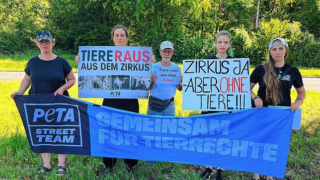 (Von links nach rechts): Alexandra Groß, Dayana Benz, Lothar Fuchs, Talina Ernst und Selina Jacob von Peta sind fünf von acht Aktivisten ...