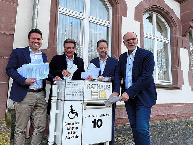 Mit einer von Gottmadingens Bürgermeister Michael Klinger (Zweiter von rechts) initiierten Test-Briefaktion konnten die Bürgermeister ...
