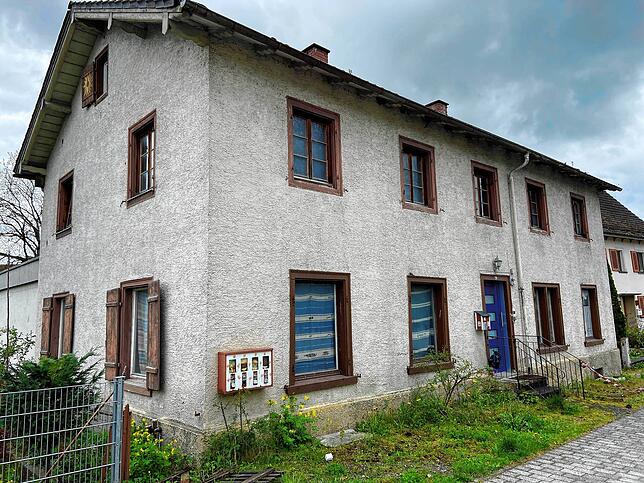 In diesem Haus hat der 64-Jährige, der vor einigen Tagen bei einem Einsatz von Polizisten erschossen wurde, gelebt. Die Fenster sind ...
