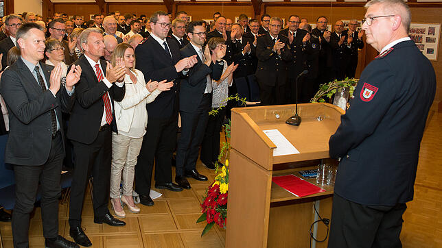 Zum Abschluss des offiziellen Teils der Verabschiedung gab es von allen im Saal stehenden Applaus für den langjährigen Kommandanten ...