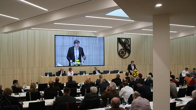 Das Gremium zeigt die Zähne: Im Kreistag herrschte in der jüngsten Sitzung dicke Luft. Landrat Martin Kistler bekam vor allem von der ...