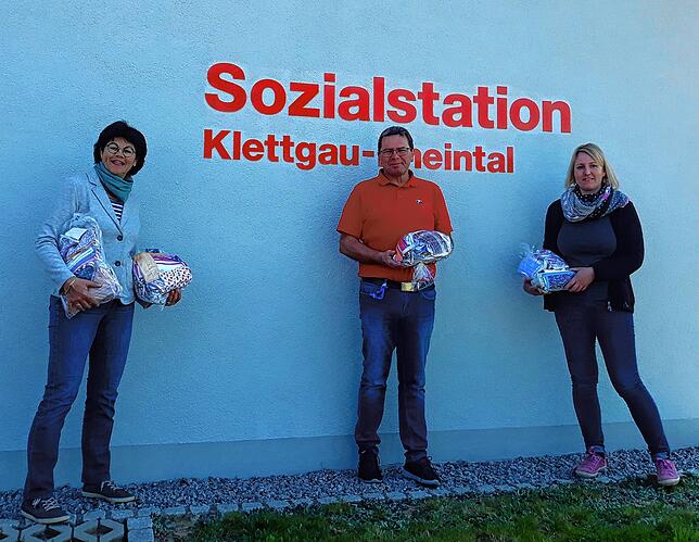 Elisabeth Etspüler, Vorsitzende des Landfrauenbezirks Waldshut (links) überbrachte der Sozialstation Klettgau-Rheintal die von den ...