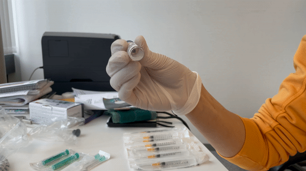 Vom Pharmaversand, über die Apotheke, zum Hausarzt: So funktioniert der Weg vom Transporter bis in die Impfspritze.