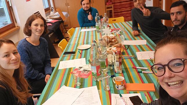 Das erste Treffen der Teilnehmer des Alltags-Buddy-Projekts (von links unten im Uhrzeigersinn): Magdalena Kaiser (Caritas Hochrhein), ...