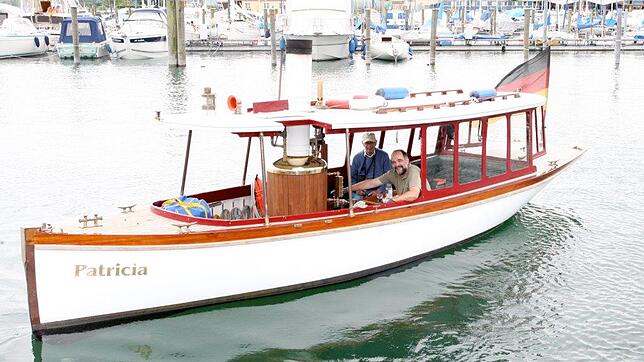 Blickfang: Der Konstanzer Andreas Ellegast mit seinem historischen Dampfboot „Patricia“.
