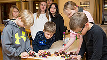 Die dekorativen Zügle aus Dominosteinen, Smarties, Keksen und Gummibärchen zu basteln erfordert Konzentration und lässt Spielraum für ...