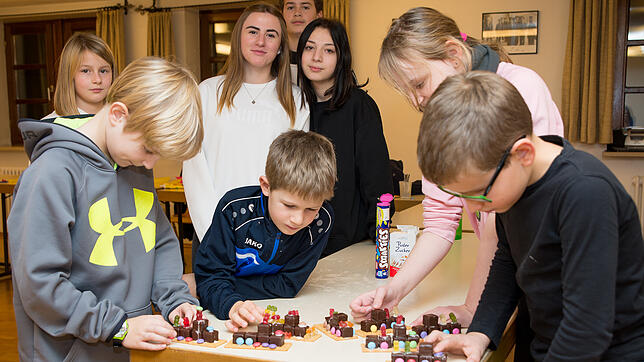 Die dekorativen Zügle aus Dominosteinen, Smarties, Keksen und Gummibärchen zu basteln erfordert Konzentration und lässt Spielraum für ...