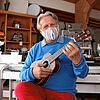 Wolfgang Kanitz mit dem aktuellen Verkaufsschlager des traditionsreichen Donaueschinger Musikhauses: einer Ukulele.