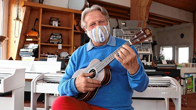 Wolfgang Kanitz mit dem aktuellen Verkaufsschlager des traditionsreichen Donaueschinger Musikhauses: einer Ukulele.