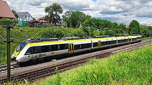 Ein Zug fährt auf der Gäubahn-Strecke durch Bondorf bei Herrenberg.