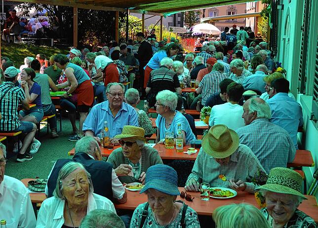 Die Markdorfer feiern gerne zusammen &ndash; so wie hier beim Pfarrfest.