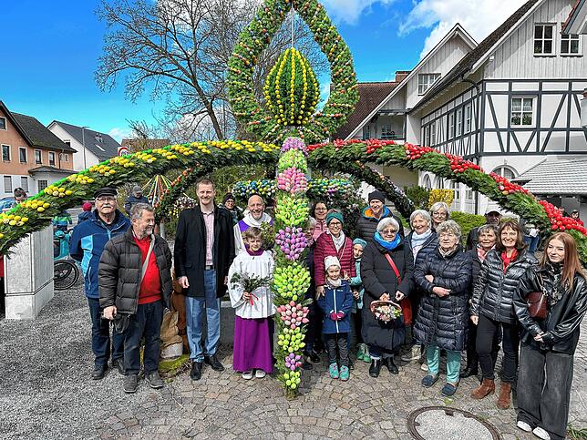 Der Markelfinger Osterbrunnen (hier 2024 mit der Helfergruppe) hat Tradition