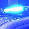 Ein Blaulicht leuchtet auf einem Einsatzfahrzeug der Polizei. (Symbolbild)