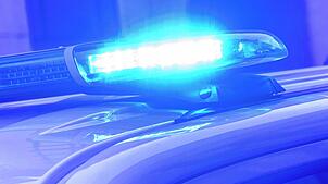 Ein Blaulicht leuchtet auf einem Einsatzfahrzeug der Polizei. (Symbolbild)