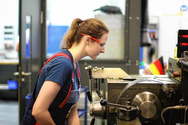 Die 20-jährige Maren Felber ist im zweiten Ausbildungsjahr zur Industriemechanikerin bei Wälischmiller in Markdorf.