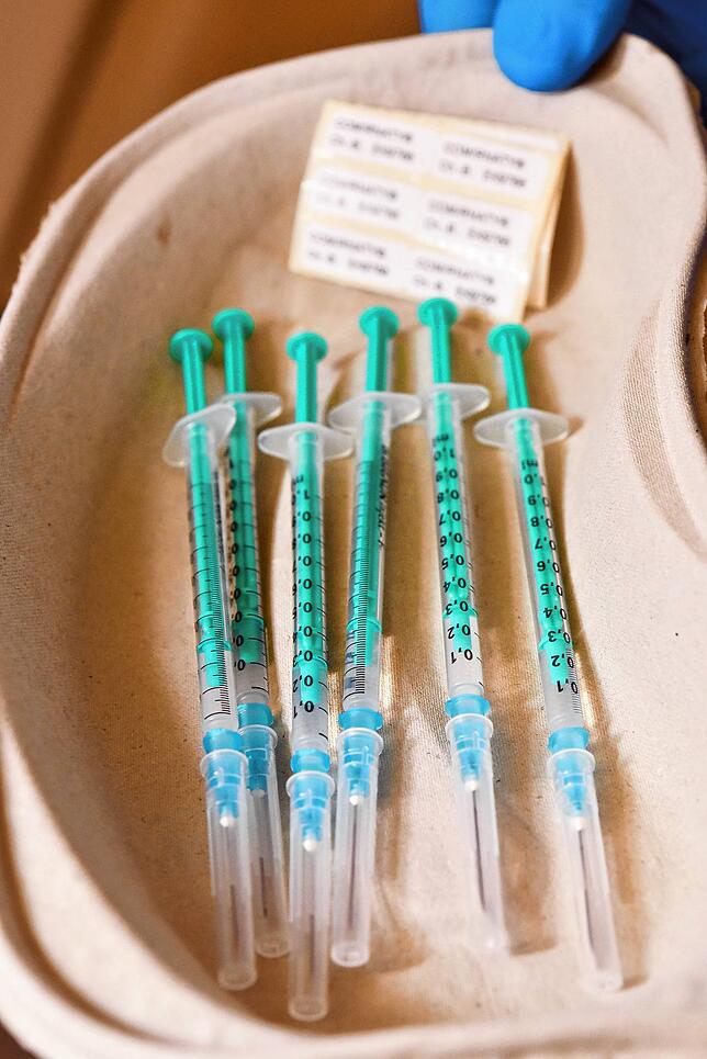 Sechs fertige Impfdosen: Die zweite Impfung muss in der Mediclin-Seniorenresidenz aufgrund eines Corona-Ausbruchs vorerst abgesagt werden.