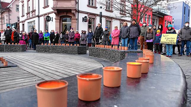 Der Hauser-Brunnen in der Singener Innenstadt wird immer wieder zum Treffpunkt für Gedenkveranstaltungen &ndash; im Archivbild in der ...