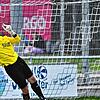 Die Null gehalten: Torwart Marco Herrmann vom FC Wittlingen macht sich lang und verhindert den Siegtreffer für den SV Jestetten durch ...