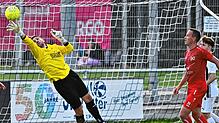 Die Null gehalten: Torwart Marco Herrmann vom FC Wittlingen macht sich lang und verhindert den Siegtreffer für den SV Jestetten durch ...