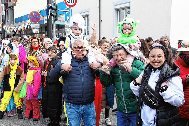 Bild 47: Sonne für die Narren: Großer Fasnet-Umzug begeistert in Singen!