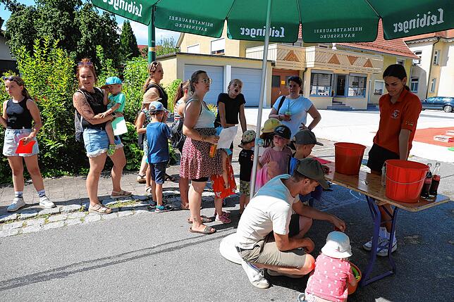 An den verschiedenen Stationen der Spiele-Straße herrschte stets ein reger Andrang.