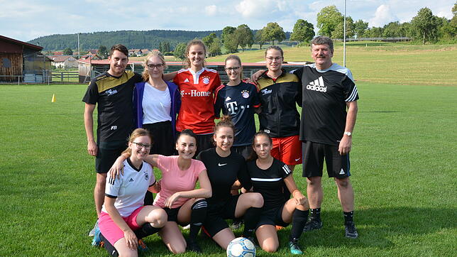 Die Fußballdamen des VfL Riedböhringen sind mit ihrem neuen Trainer Fabian Bodenseh (links, oben) und Co-Trainer Joachim Rendler ...
