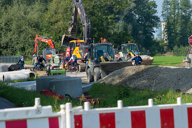 Radfahrer können entspannt auf dem Radweg entlang der Baustelle entlangradeln.