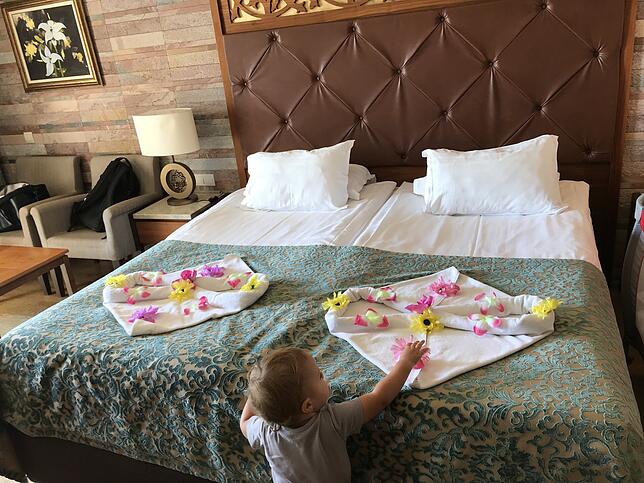 Ben im Hotelzimmer &ndash; anfangs sieht hier alles nach perfekten Flitterwochen mit Kind aus.