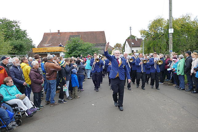 Bild 16: Tausende bejubeln beim Umzug des Kreiserntedankfestes die Leistung der Jugendlichen