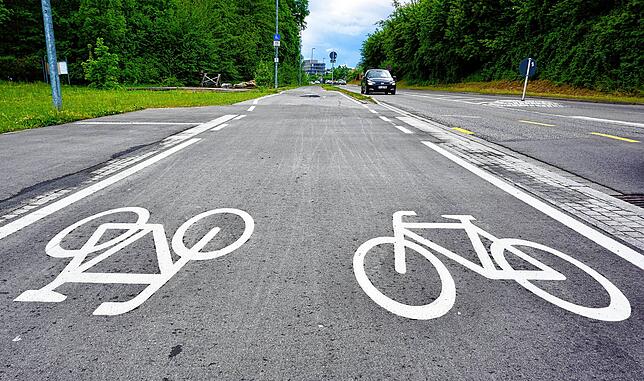 Am Sportpark endet der Veloring. Ab dort sollte eine Hochtrasse über den Colsman-Knoten am Ende der Straße führen.