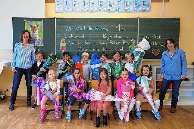 Klasse 1a: Die Erstklässler mit Klassenlehrerin Mira Pache (rechts) mit Fachlehrerin Michaela Muhry (links).