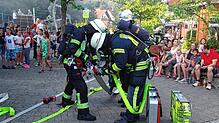 Die Familien beobachten jeden Arbeitsschritt der Feuerwehr. Wenn alle Schläuche angeschlossen sind, heißt es: &bdquo;Wasser marsch!&ldquo;