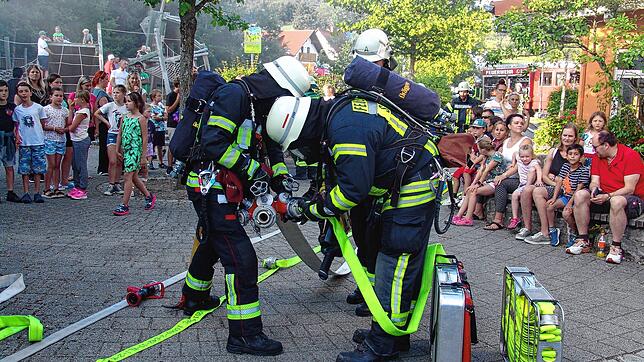 Die Familien beobachten jeden Arbeitsschritt der Feuerwehr. Wenn alle Schläuche angeschlossen sind, heißt es: &bdquo;Wasser marsch!&ldquo;