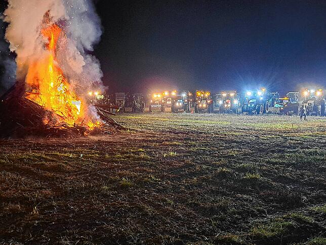 Die Organisatoren hatten einen riesigen Holzhaufen aufgebaut, der auf Grund der Nässe des Holzes seine Schwierigkeit hatte, richtig ...