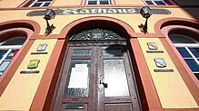 Der Gemeinderat berät erneut über die Sanierung der Toiletten im Rathaus. Beschlossen ist. Die öffentlich zugängliche WC-Anlage wird ...