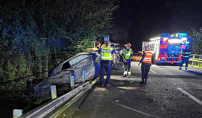 Polizei, Rettungsdienst und Feuerwehr am Unfallort.