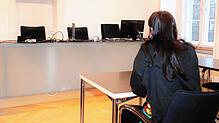(Symbolbild ) Unter den Augen von Staatsanwalt, Richter und Rechtsanwalt treffen Betroffene im Gericht oft auch auf ihre Peiniger. ...