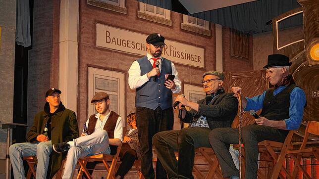 Zwischen den einzelnen Programmpunkten beim Ball der Kolpingsfamilie im Herz-Jesu-Heim geben die Jungkolpinger ein Intermezzo und ...