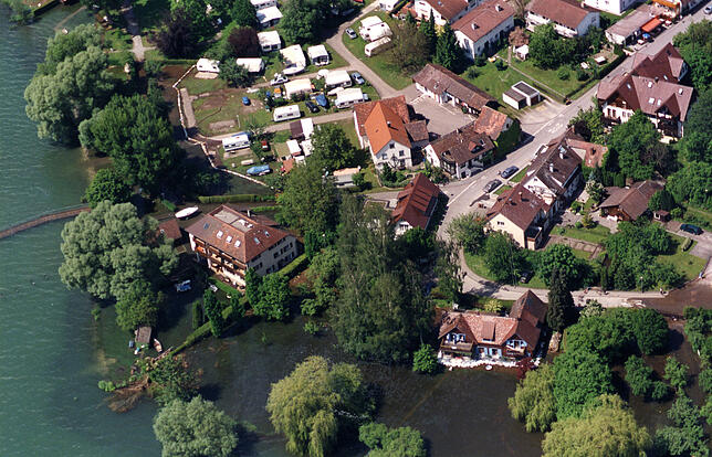 Der Blick von oben zeigt, wie nah der Bodensee in Nußdorf an die Gebäude kommt. In der Straße &bdquo;Zur Forelle&ldquo; werden sie ...