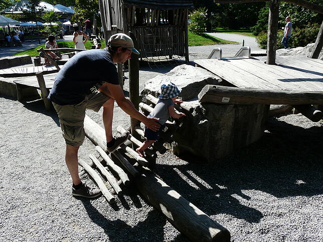 Auch der kleine Nicolai kommt auf dem Spielplatz der Blumeninsel auf seine Kosten. Beim Klettern braucht er noch etwas Unterstützung.