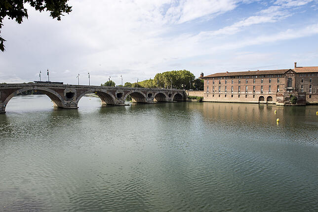 Die Pont Neuf, die neue Brücke, ist in Wirklichkeit die älteste noch erhaltene Brücke über die Garonne. Baubeginn war 1543, die ...
