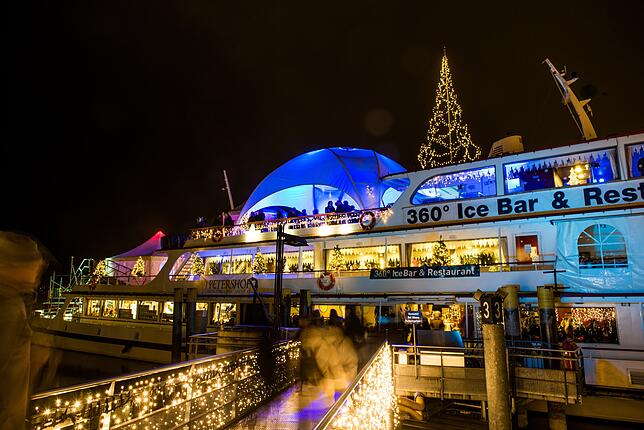 Vergangenheit: Die Stände im Weihnachtsschiff dürfen aus brandschutzrechtlichen Gründen nicht mehr betrieben werden. Die Bar an Deck ...