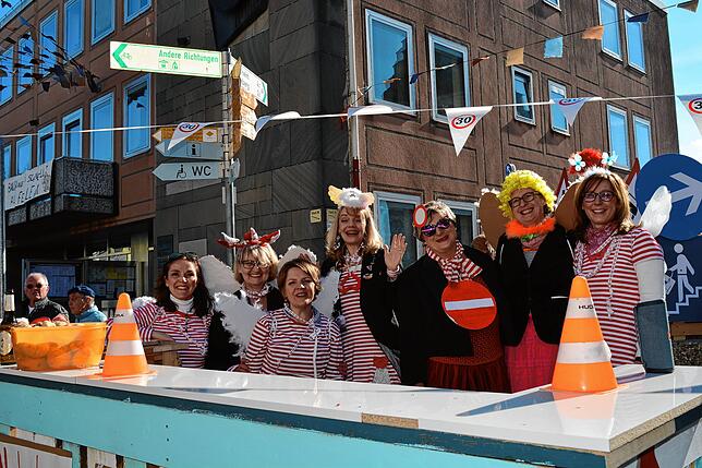 Bild 4: &bdquo;Markdorf total verruckt&ldquo;: Hier gibt es die Bilder der Straßenfasnet am Rosenmontag