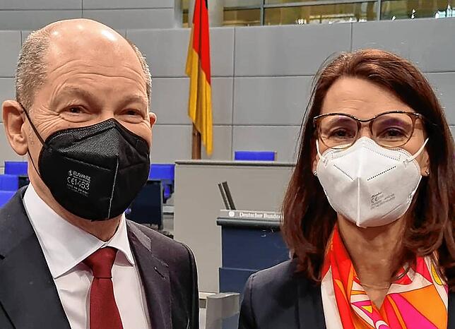 Bundeskanzler Olaf Scholz und Rita Schwarzelühr-Sutter.