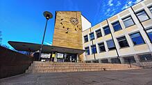 Für die Stadt Friedrichshafen &ndash; hier das Rathaus am Adenauerplatz &ndash; arbeiten rund 1400 Beschäftigte, die sich 1050 Stellen ...