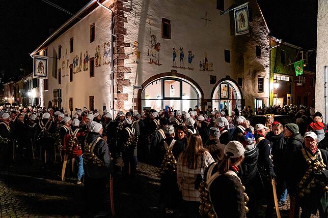 Pünktlich um 19:30 Uhr beginnen die Rollenträger ihren Marsch durch die Innenstadt in Richtung Narrobrunnen.