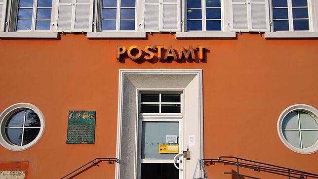 Am Eingang zur Stockacher Postfiliale am Bahnhof hing am Aschermittwoch plötzlich ein Schild mit der Information, dass die Filiale am ...